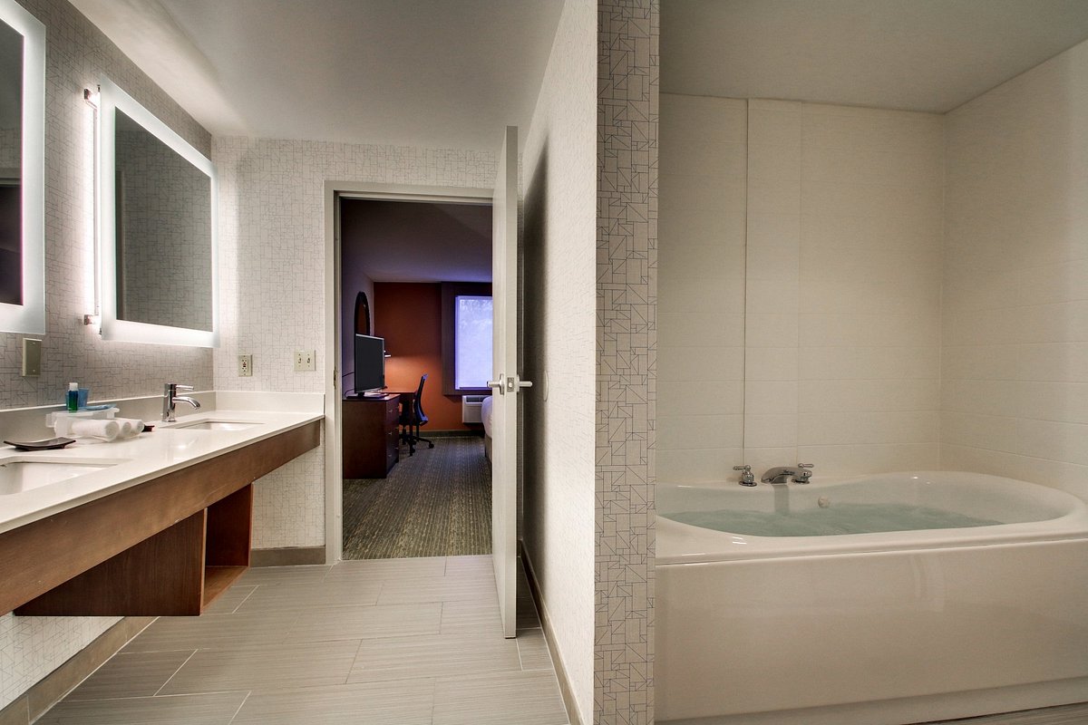 Holiday Inn Express & Suites Lincoln East – White Mountains, an IHG Hotel photo 1
