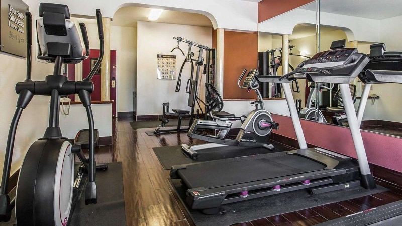 Red Carpet Inn Newark Airport - King Suite with In-Room Whirlpool Tub