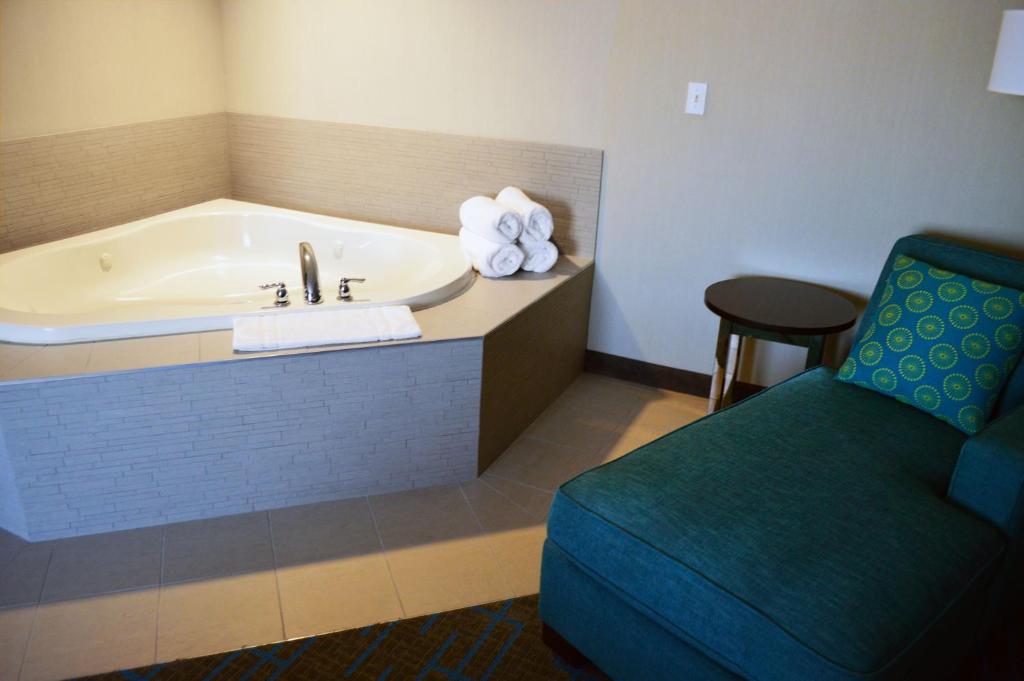 Holiday Inn & Suites Syracuse Airport – Liverpool By IHG - King Whirlpool Suite