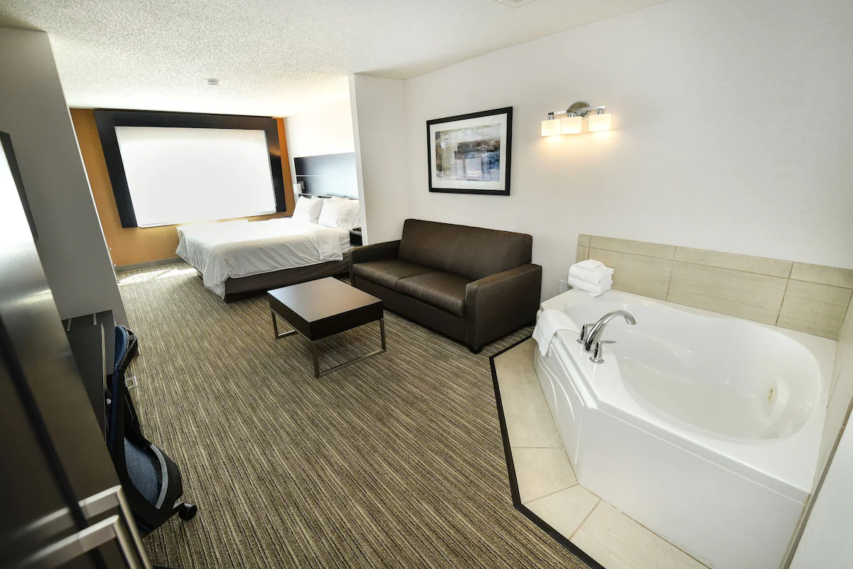Holiday Inn Express & Suites Grand Forks, an IHG Hotel