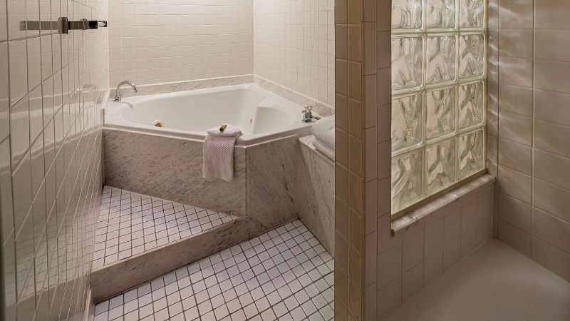 Hilton Cincinnati Netherland Plaza - Room with Private Spa Bath