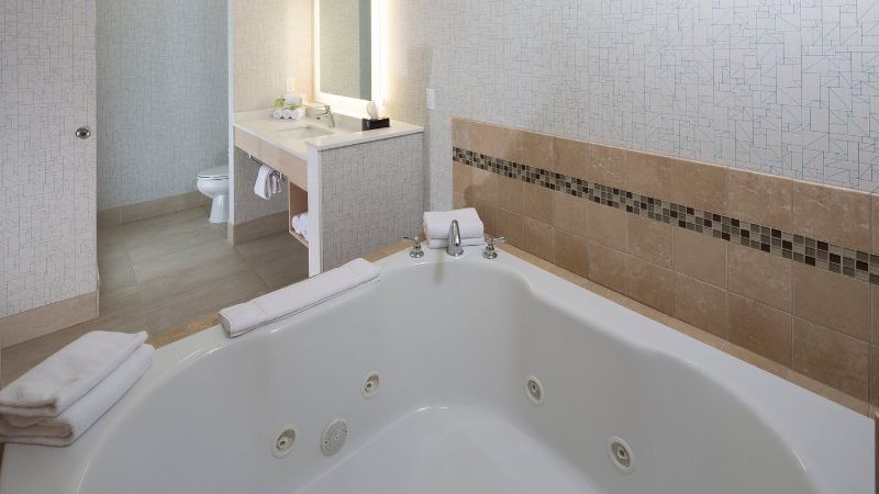 Holiday Inn Express & Suites Monroe, an IHG Hotel - Jetted-Tub Suite