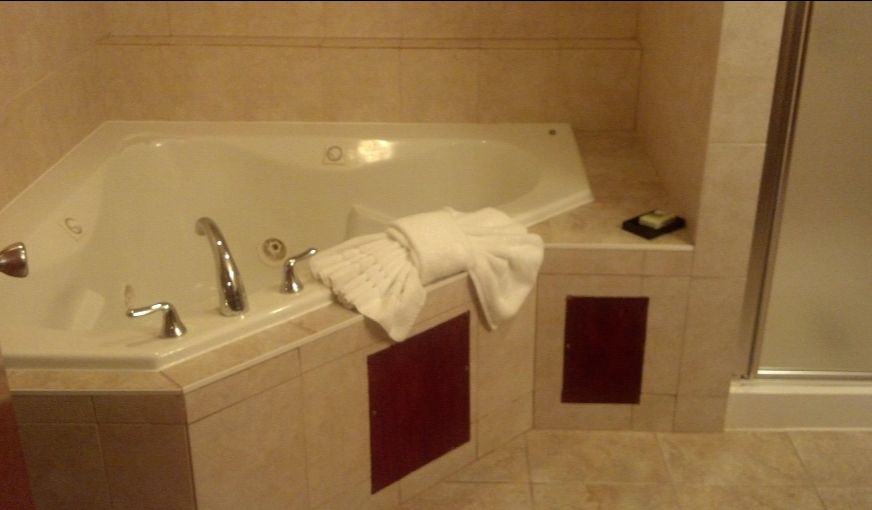 Pacer Inn & Suites Motel - Couples Suite with Hot Tub