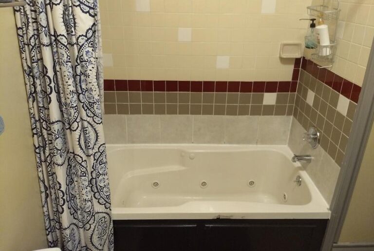 Stone Gables Inn - King Whirlpool Suite