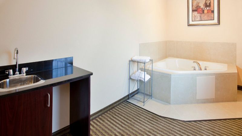 Holiday Inn Express Hotel & Suites Guthrie North Edmond