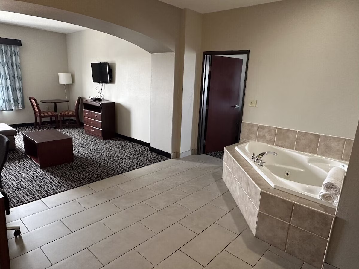 La Quinta Inn & Suites by Wyndham Oklahoma City -Yukon