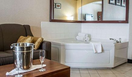 Comfort Suites Portland Southwest - Jetted-Tub Suite