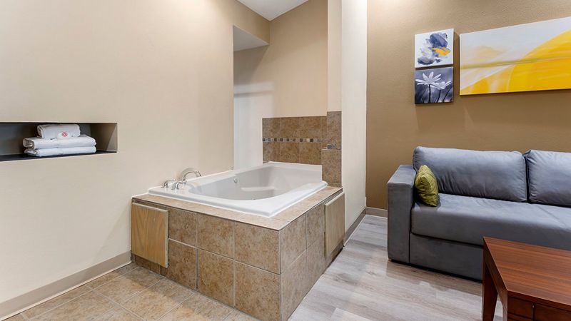 Comfort Suites Monaca - King Whirlpool Suite