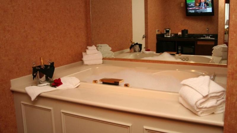 Heritage Hills Resort - Couples Suite with Hot Tub