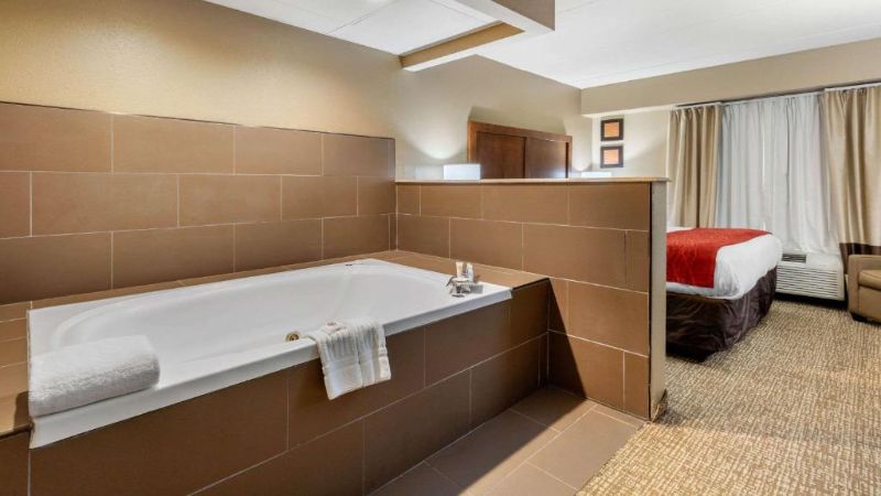 Comfort Inn & Suites Hamilton Place photo 1