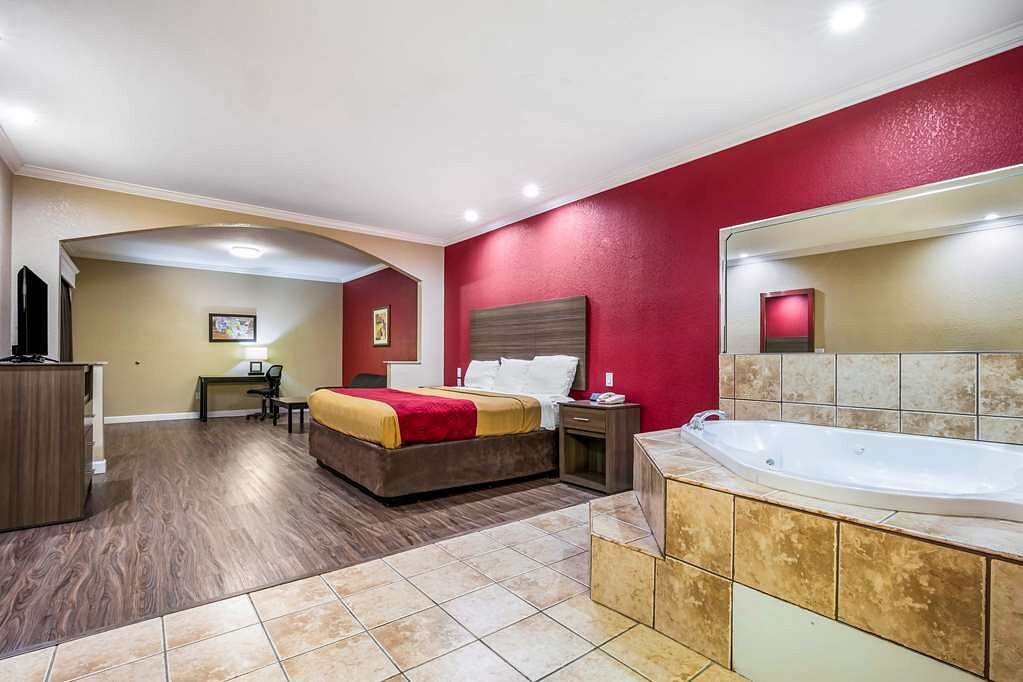 Econo Lodge Inn & Suites Horn Lake photo 1