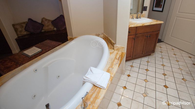 Best Western Plus Houston Atascocita Inn & Suites - King Suite with In-Room Whirlpool Tub