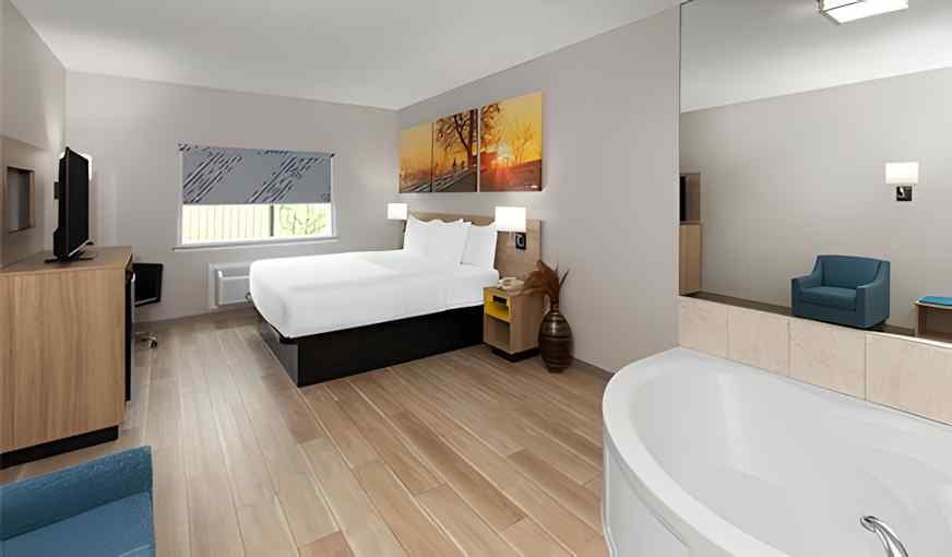 Days Inn & Suites by Wyndham Sam Houston Tollway