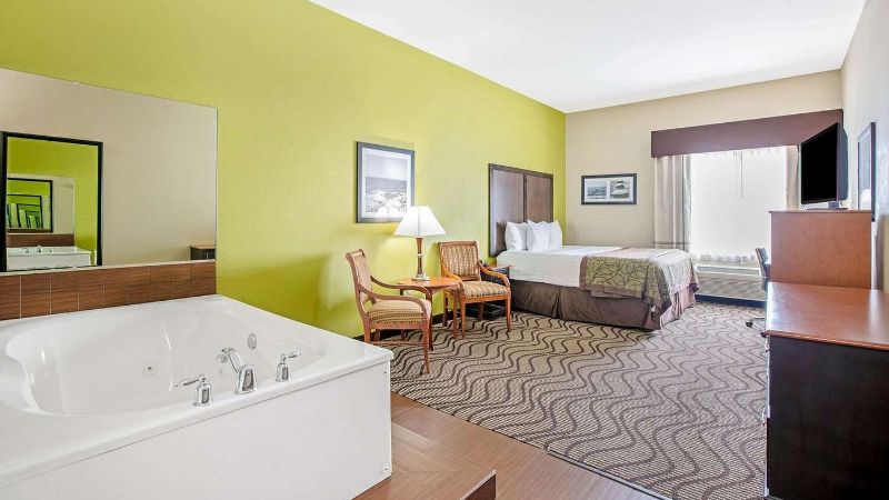 La Quinta Inn & Suites by Wyndham Corpus Christi Airport - Jetted-Tub Suite