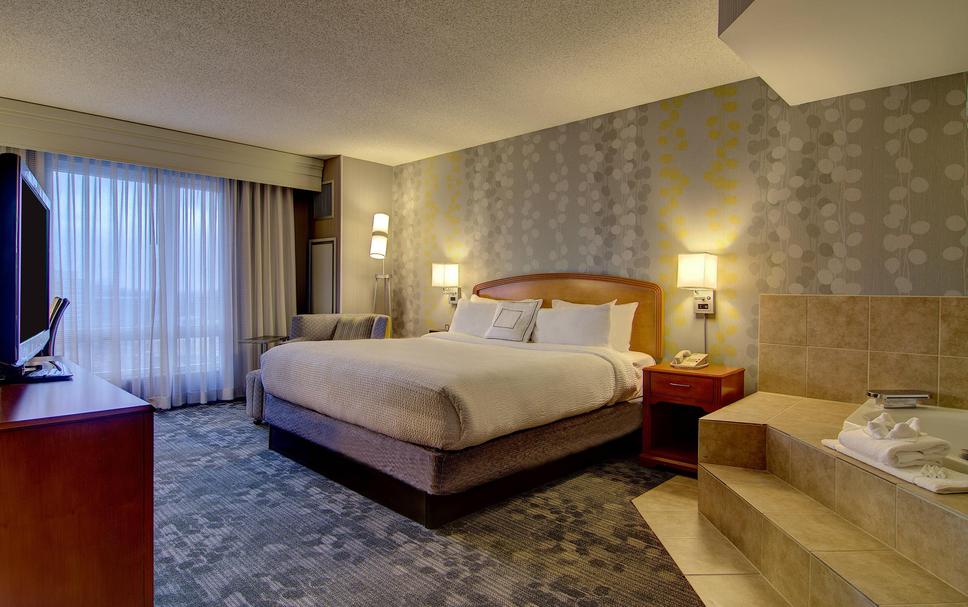 Courtyard by Marriott Tysons McLean - Jetted-Tub Suite