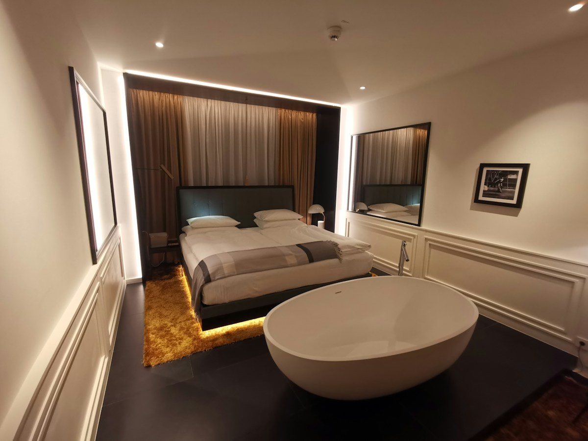 La Quinta Inn by Wyndham Lynnwood - King Room with Hot Tub