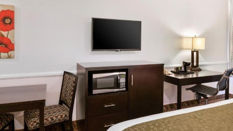 Country Inn & Suites by Radisson, Green Bay, WI - King Suite with In-Room Whirlpool Tub