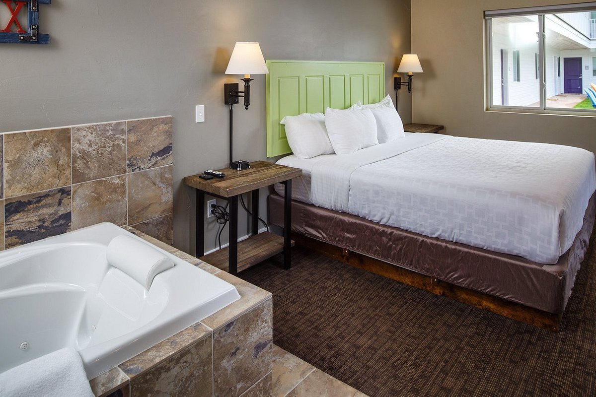 Julie’s Park Cafe & Motel - King Whirlpool Suite photo 1